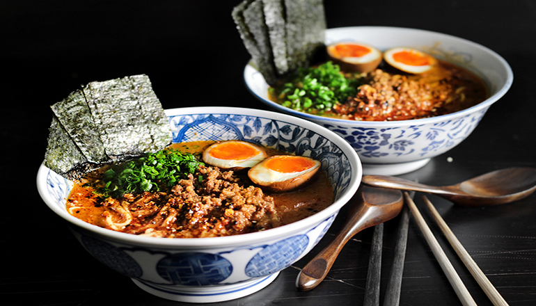 Preparo de pratos quentes e baratos da culinária japonesa podem atrair mais clientes