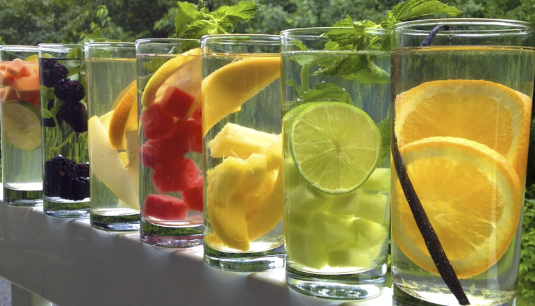 Água saborizada é tendência em restaurantes e hotéis neste verão 