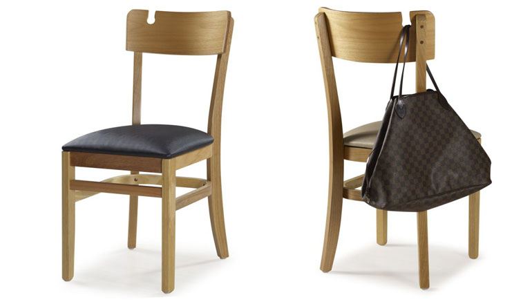 Franco & Bachot apresenta cadeiras com suporte para bolsas