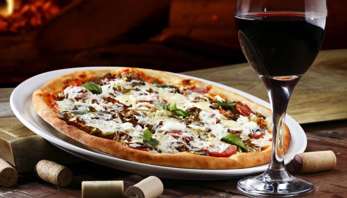 Dia da Pizza: 5 combinações de pizzas com vinho