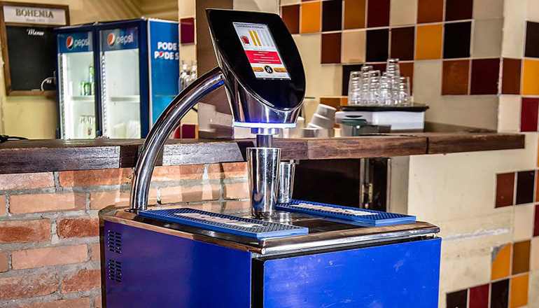 Máquina de drinques promete fim de filas em baladas, bares e restaurantes