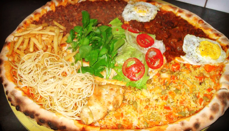 Pizzaria oferece sabor com arroz, feijão, ovo e macarrão