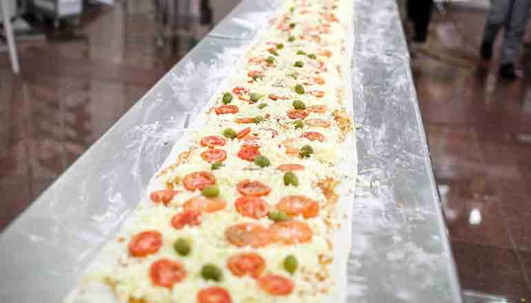 Dia da Pizza é comemorado com pizza de 30 metros