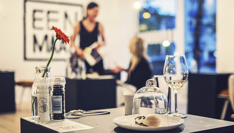Restaurantes se adaptam para atrair clientes “sozinhos”