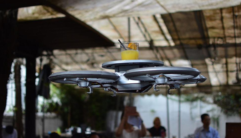 Restaurantes e bares de Cingapura testam “garçons robôs”