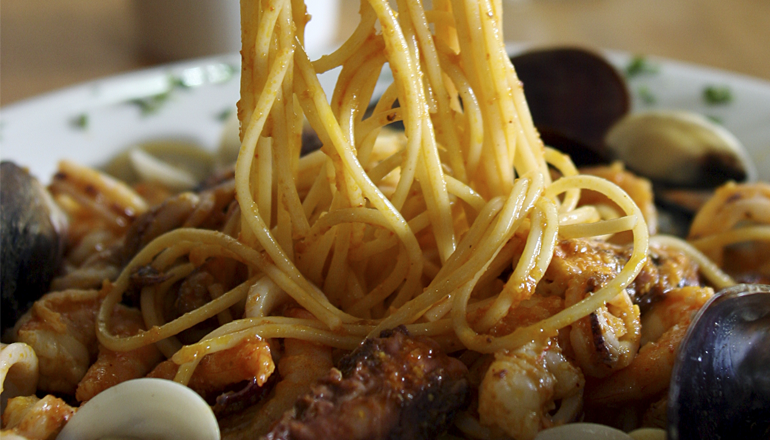 Spaghetti de frutos do mar para o dia do macarrão